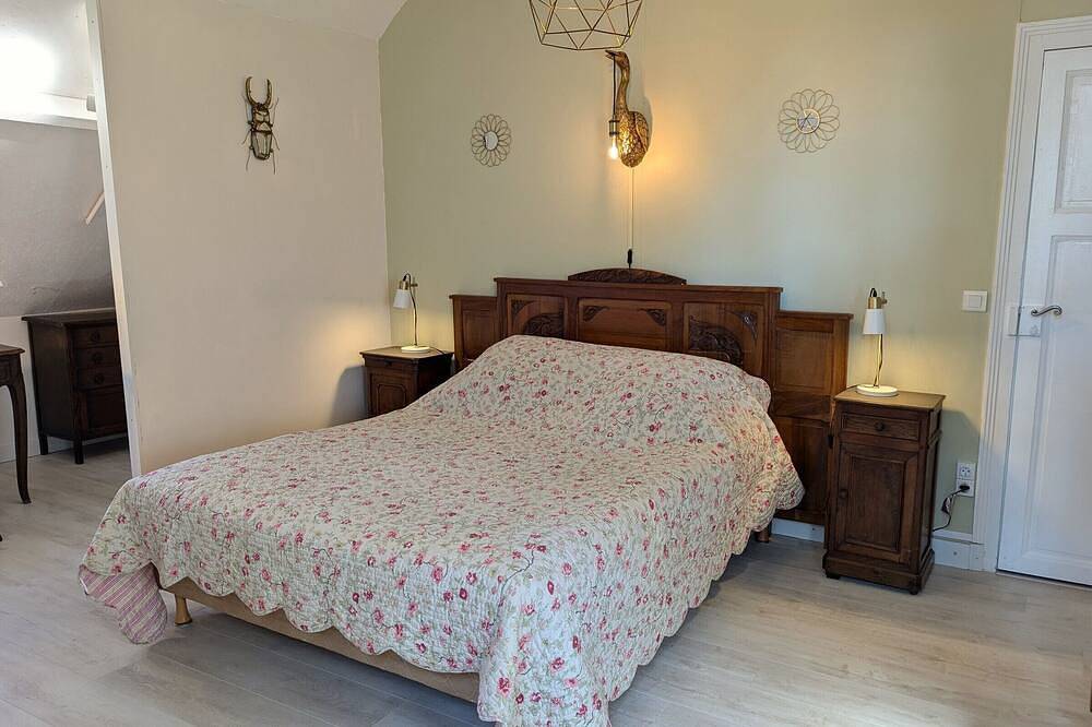 Chambre familiale avec Wi-Fi inclus, petit-déjeuner et espace convivial in Ligny-le-Ribault, Sologne