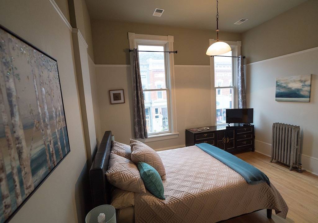 Ganze Wohnung, Schönes historisches Gebäude auf Manistee River Walk in Manistee, Manistee County