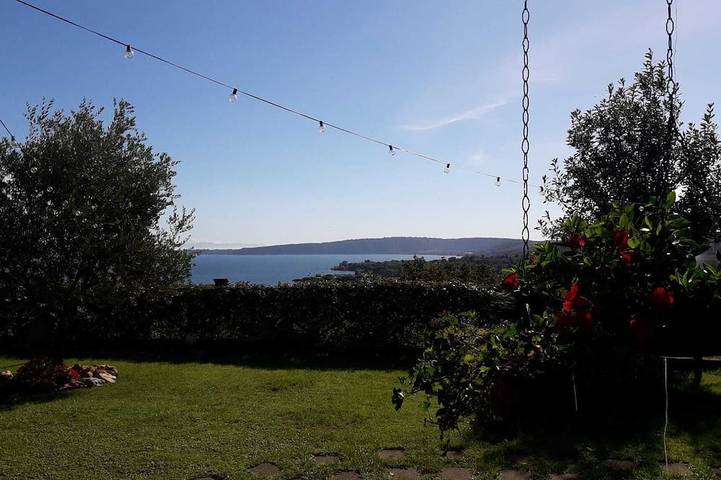 Vista mozzafiato del Lago e del Castello  immersi tra lecci e querce del bosco in Bracciano, Lago di Bracciano