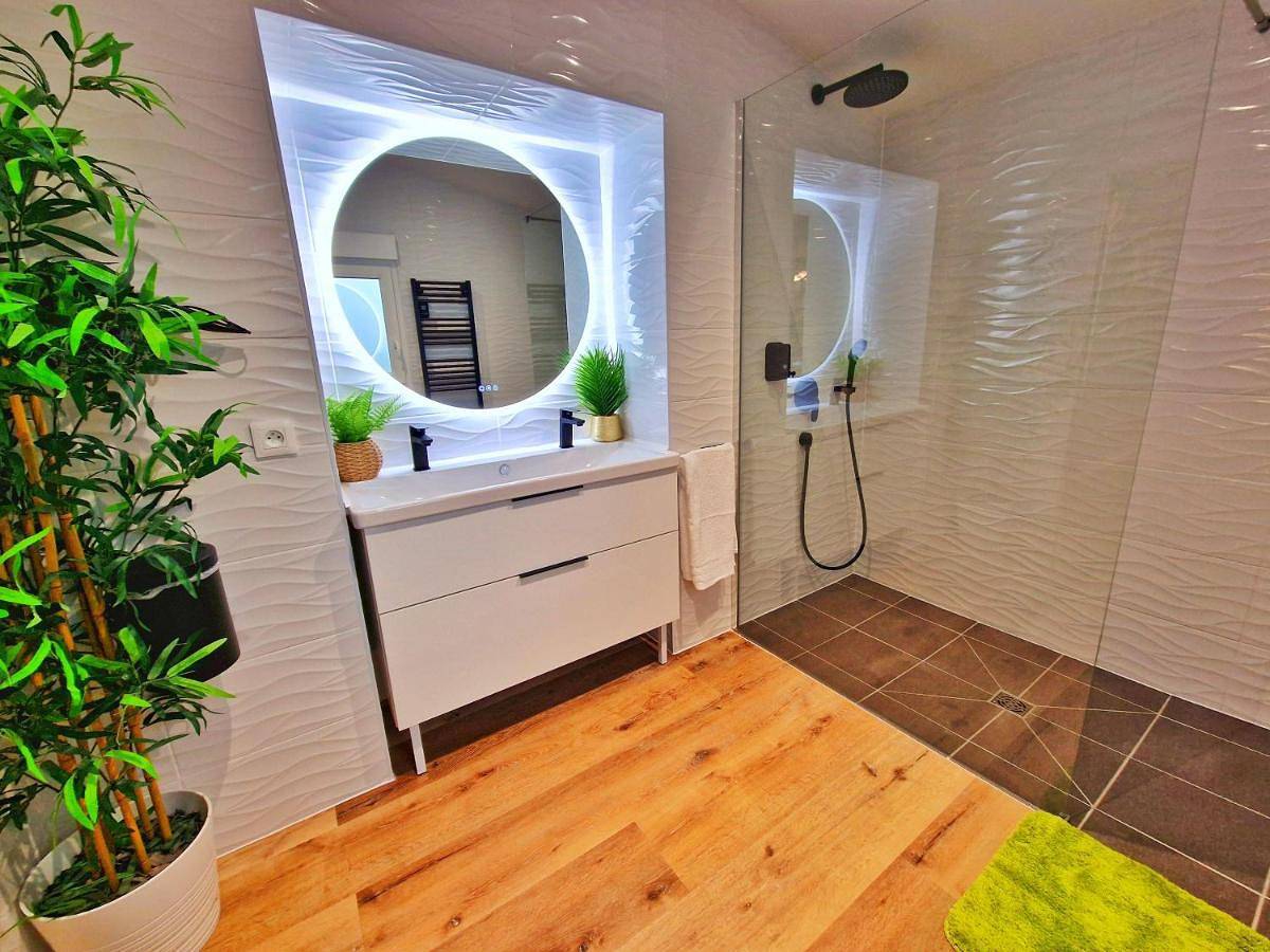 Appartement entier, Jungle Spa-4 Pers-Jacuzzi-Parking-Jardin-Clim-Colmar in Muntzenheim, Région de Colmar
