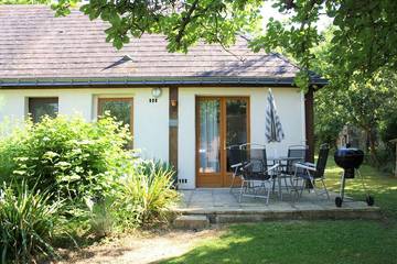 Gîte pour 4 personnes, avec piscine et terrasse à Asnières-sur-Vègre
