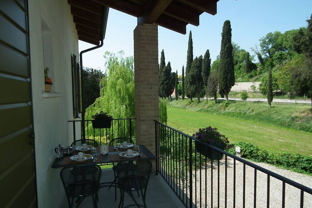 Ganze Wohnung, Terrassenwohnung mit Terrasse in Monzambano, Mantua Provinz