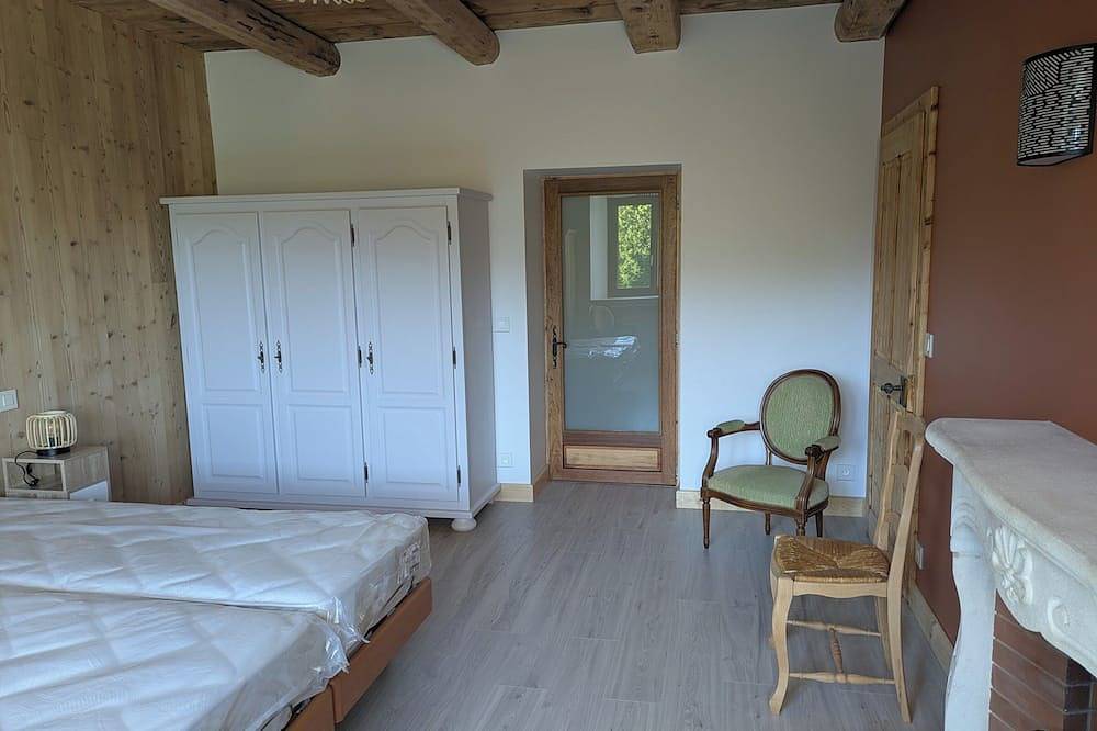 Ganze Wohnung, Large T4 garden apartment in a renovated farmhouse in a peaceful village. in Mieussy, Region Bonneville