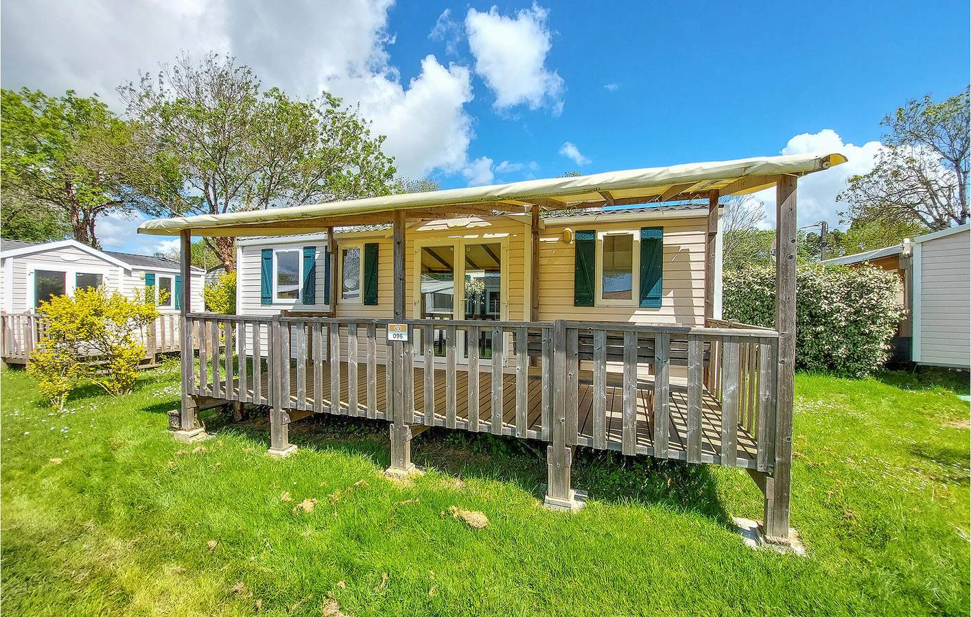 Mobil-home confortable près de la plage, avec piscine et jardin in Saint-Georges-de-Didonne, Côte de Beauté