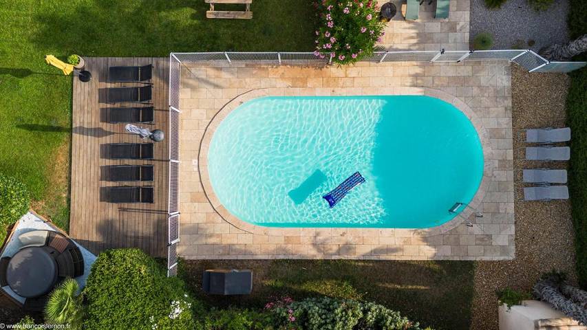 Location de vacances pour 4 personnes, avec Jacuzzi et Terrasse ainsi que Jardin et Piscine à Ornaisons