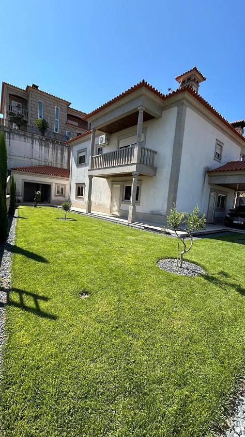 Apartamento para 8 personas, con vistas además de piscina y jardín en Penafiel