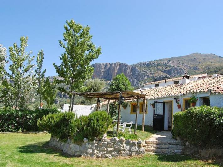 Casa de vacaciones para 4 personas, con Terraza además de Jardín y Piscina en Alfarnatejo