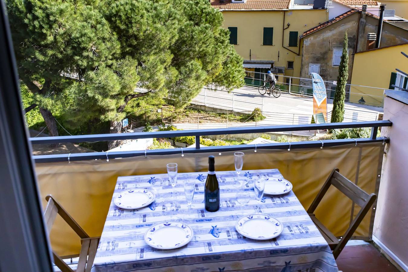 Ganze Ferienwohnung, Ferienwohnung für 4 Personen mit Balkon in San Lorenzo al Mare, Riviera di Ponente