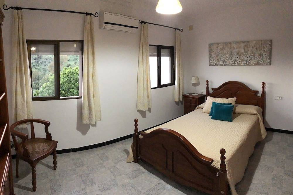 House located in the center of the village about 10 minutes from the river trail in El Bosque, White Villages