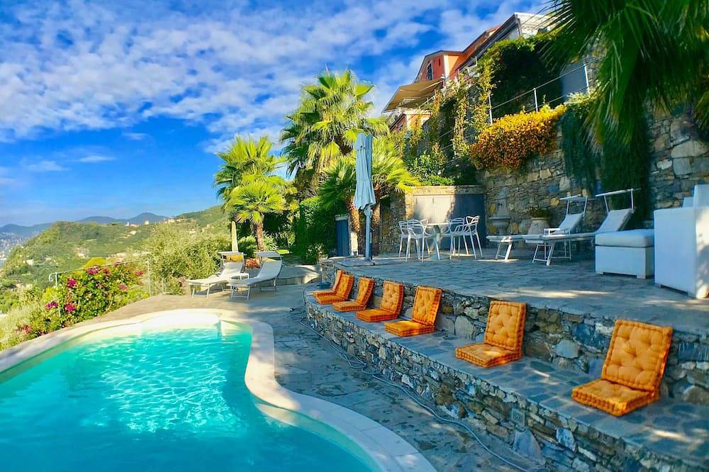 Appartamento intero, Suite Dolcevita by Klabhouse- Piscina e Jacuzzi giardino e vista in Zoagli, Riviera di Levante
