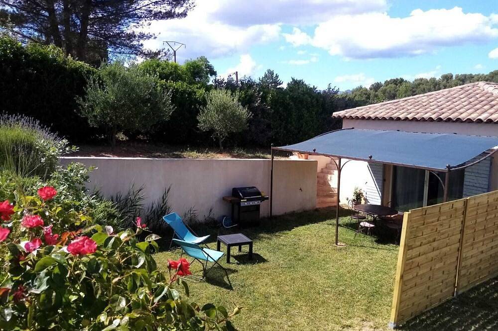 Entire apartment, Apartment in Trets with swimming pool and view of Sainte-Victoire in Trets, Aix-en-Provence region