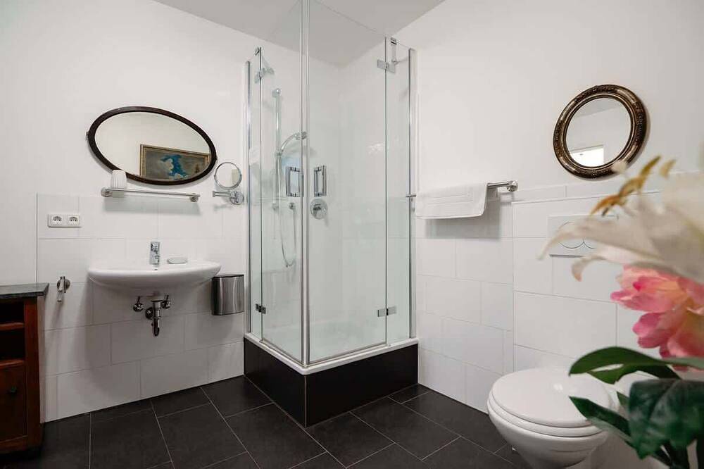 Ganze Wohnung, Beim Thoeny - schoenes Apartment mit privatem Zugang in Utting, Ammersee