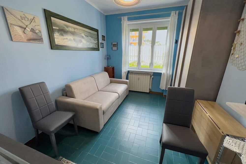 Entire apartment, Casa Carlotta - Little studio apartment, 2 people, private parking, 200 m from beach in San Bartolomeo al Mare (City), San Bartolomeo al Mare