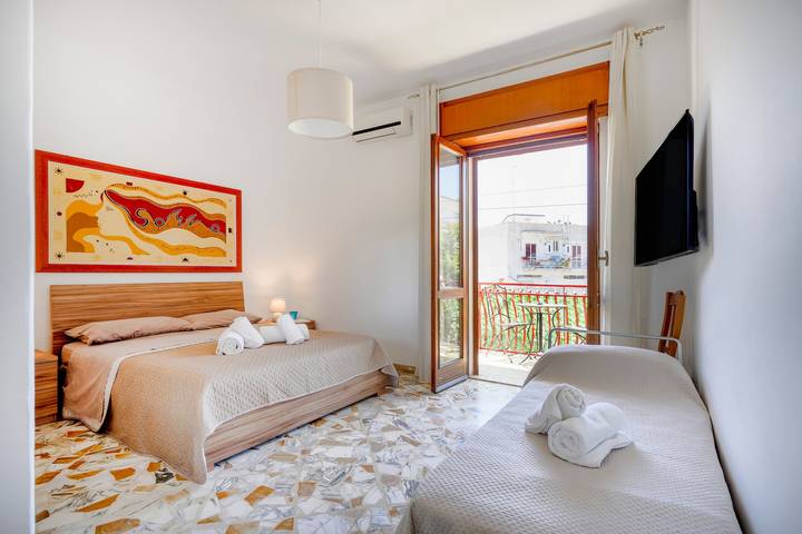 Zimmer 'Casa Merlino - Tripla Con Balcone' mit Balkon in Santo Spirito, Bari