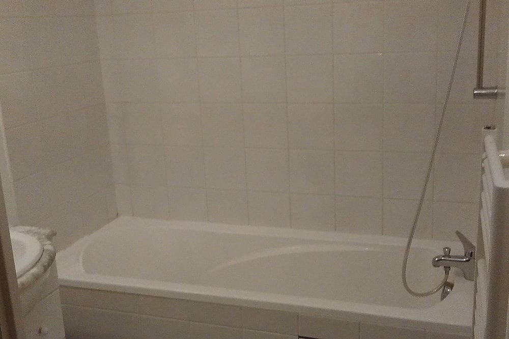 Entire apartment, F2 in Residence with swimming pool, caretaker and parking in Dax, Dax region