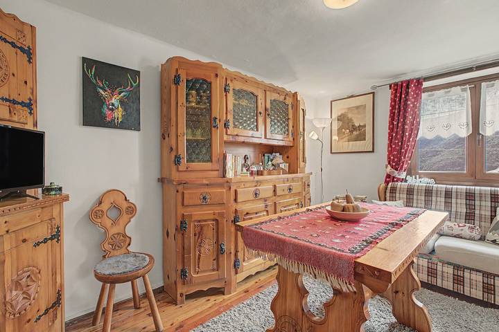 Entire apartment, Apartment 'A Casa Di Zia Renny' with Mountain View, Shared Garden and Wi-Fi in Châtillon (Village), Comune di Châtillon