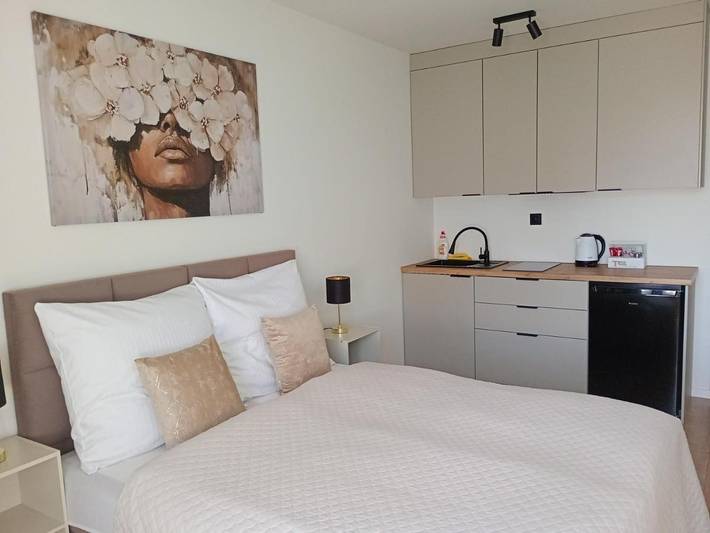 Privatzimmer für 4 Personen, mit Terrasse und Pool sowie Garten