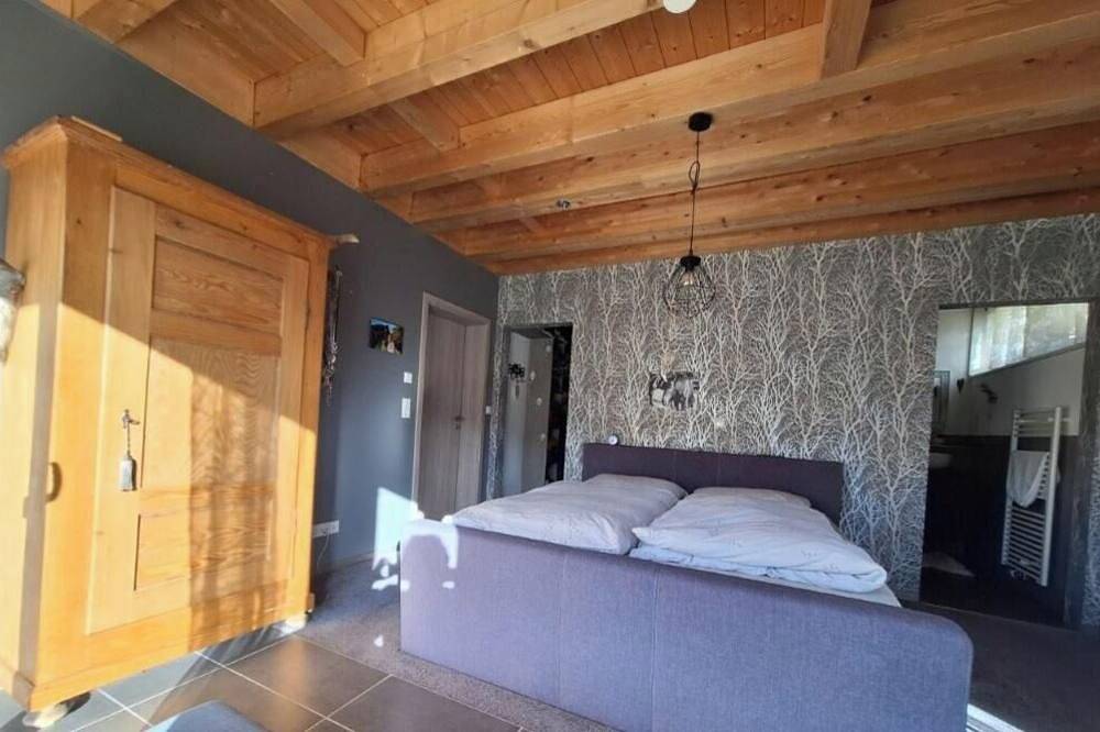 Edel Chalet mit Naturschwimmteich und Sauna in Heroldstatt, Alb-Donau-Kreis