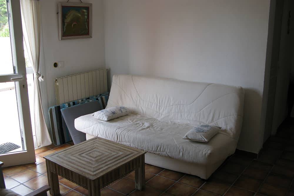Promotion! A charming villa with a beautiful garden and a view of the mountains in Calenzana, Calvi region