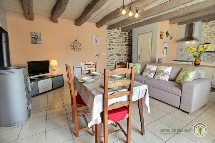 Gîte pour 3 personnes, avec Terrasse ainsi que Jardin et Vue à Hénon