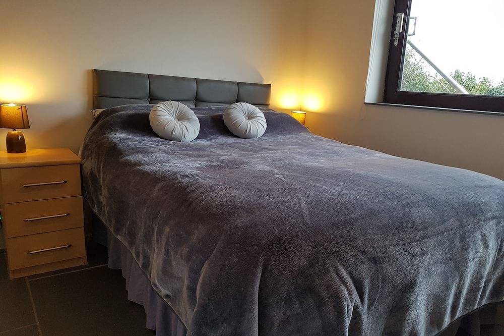 Dog friendly villa with hot tub overlooking the town with sea and mountain views in Pwllheli, Gwynedd