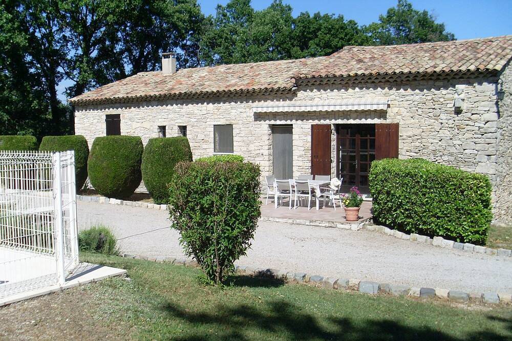 Country house. quiet nature location starry village, altitude800 m in Vachères, Regionaler Naturpark Luberon