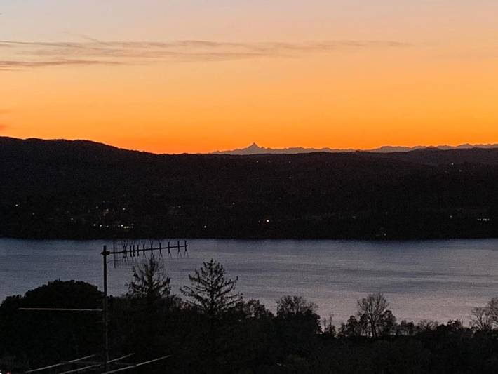 Entire apartment, Apartment 'Suite Belvedere' with Lake View, Balcony and Wi-Fi in Comerio, Varese Province