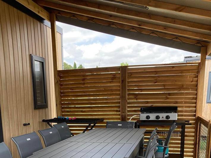 Flower Camping de l'Olivigne - Mobilheim 10 personen - Mobilheim Tribu Premium 5 Schlafzimmer + Terrasse 44m² + Tv + Lv + Klimaanlage + Plancha + 2 Bäder 10 Pers. in Bize-Minervois, Mittelmeerküste (Frankreich)