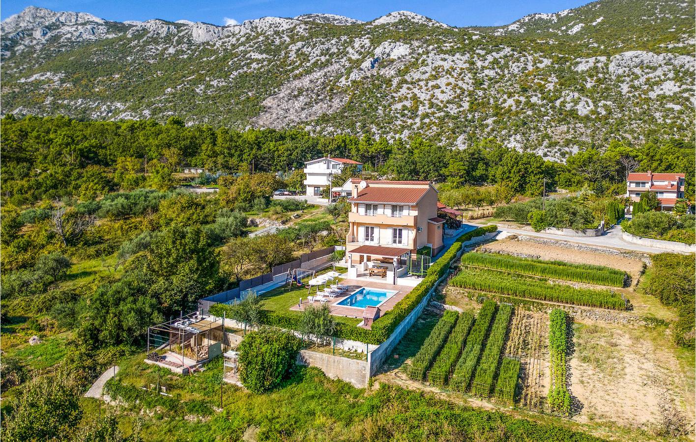 Entire holiday apartment, Holiday apartment for 5 people with terrace in Dalmatian Zagora