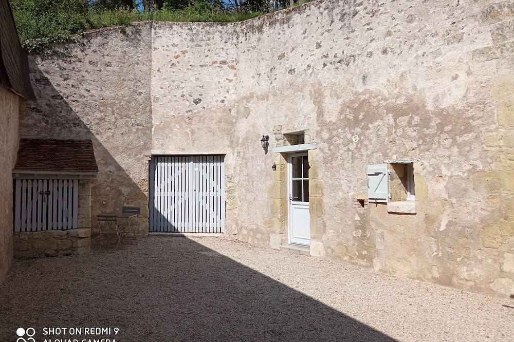 Cave dwelling A fleur de pierre in La Croix-en-Touraine, Tours region