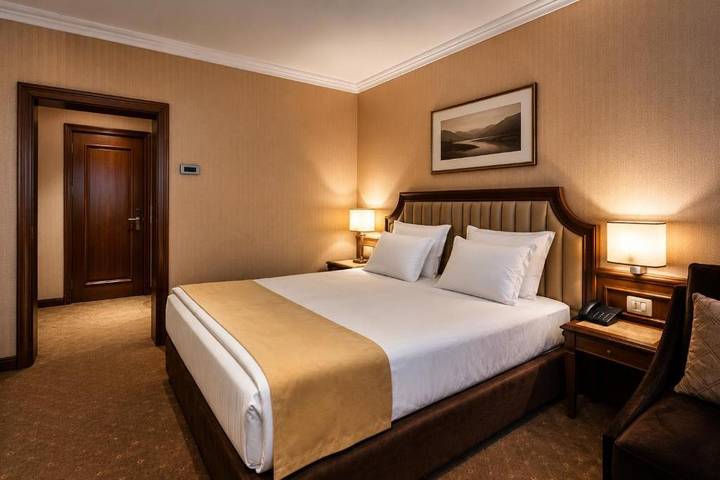 Chambre avec lit king size de l'hôtel Astoria Grand in Sofia, Bulgarie