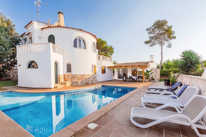 Location de vacances pour 7 personnes, avec balcon ainsi que jardin et jacuzzi à Cala en Blanes
