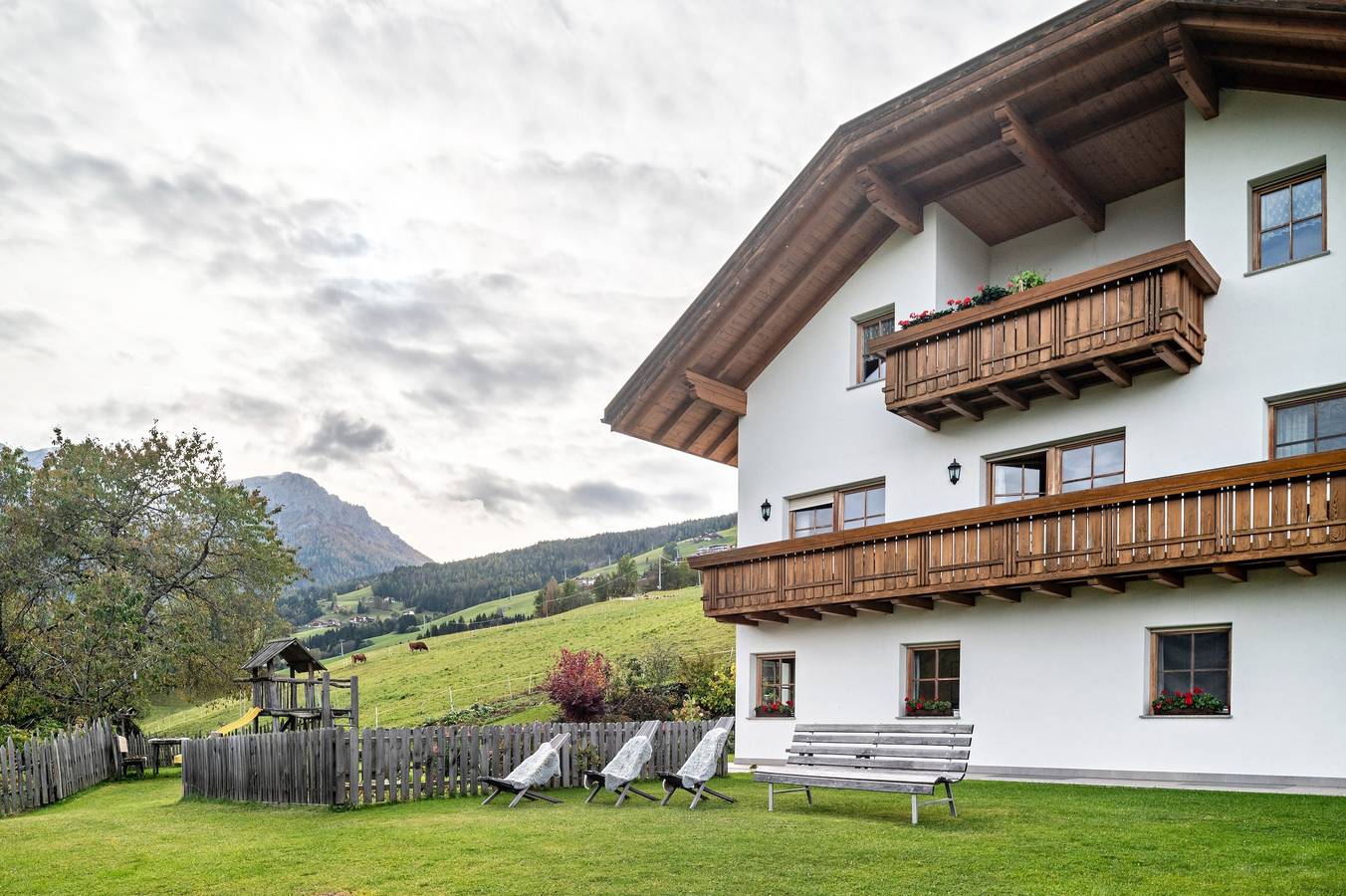 Ganze Wohnung, Ferienwohnung 'Kranebitterhof Enzian' mit Bergblick, Gemeinschaftsgarten und Wlan in Olang, Dolomiti Superski