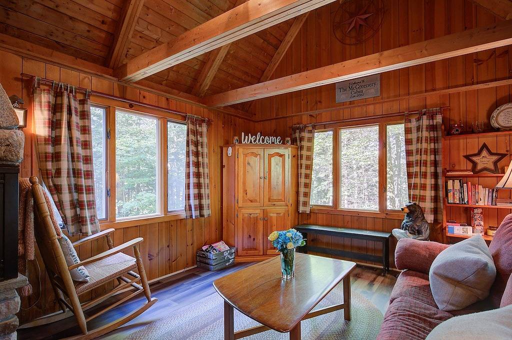 Cozy A-frame Cabin- Walk to Hills pond/Sunset lake- 20 mins to gunstock  in Alton (NH), Belknap County