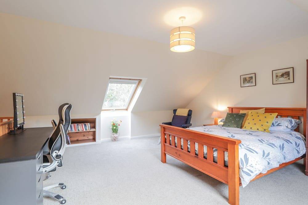Iola, romantic, character holiday cottage in Drumnadrochit, Loch Ness in Drumnadrochit, Highlands