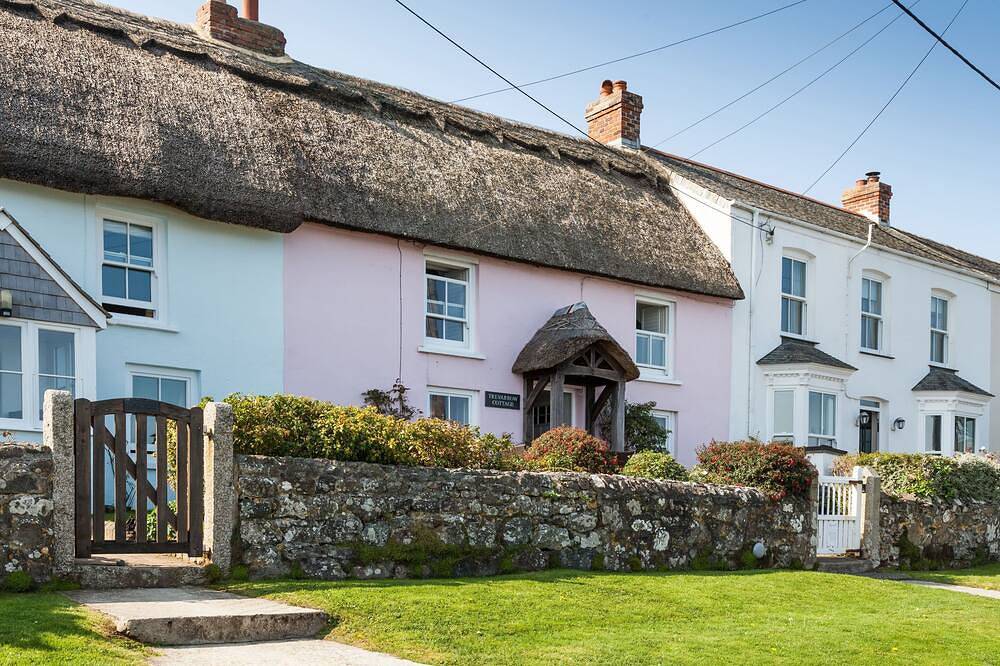 Ganze Wohnung, Just a stone's throw away from the water's edge, thatched Trevarrow Cottage is the ideal place to un in Coverack, Cornwall