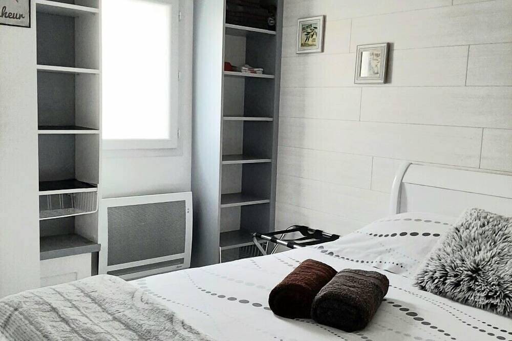 Tourves, kleines unabhängiges Haus, ruhig, sauber, Schwimmbad, Grill, Wifi. Clim. in Tourves, Brignoles Region