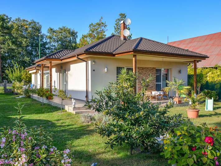 Ferienwohnung für 5 Personen, mit Terrasse und Garten in Balatonboglar