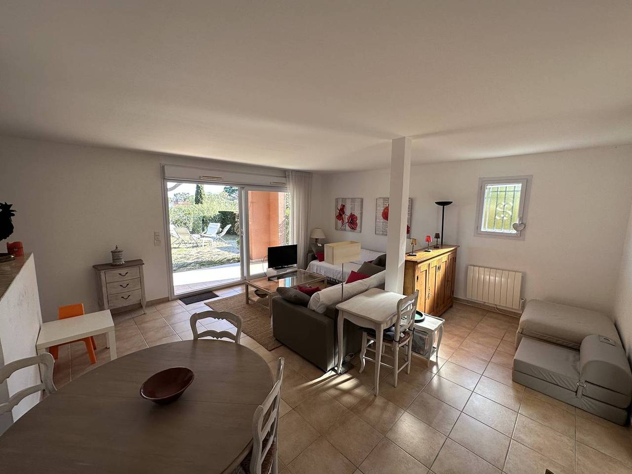 Entire apartment, Spacious 2-Room Apartment with Garden and Pool Access Near the Sea, Roquebrune-sur-Argens in Roquebrune-sur-Argens, Mediterranean Coast (France)