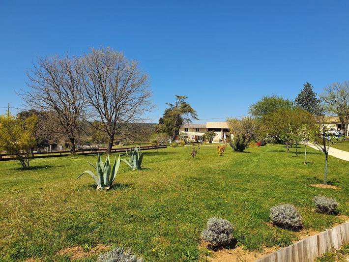 Maison de campagne pour 8 personnes, avec jardin ainsi que vue et piscine à Saint-Julien-de-Peyrolas - 3