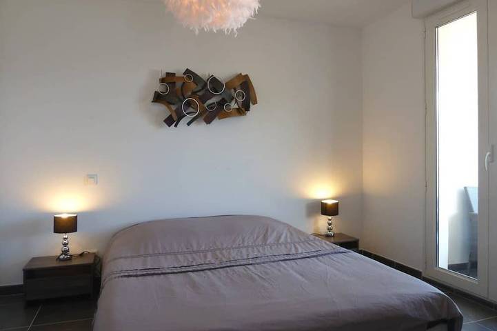 Entire apartment, Apartment with Ocean View - 2 Bedrooms / 2 Bathrooms - Parking - Stunning Ocean and Mountain Views in Calvi, Calvi region