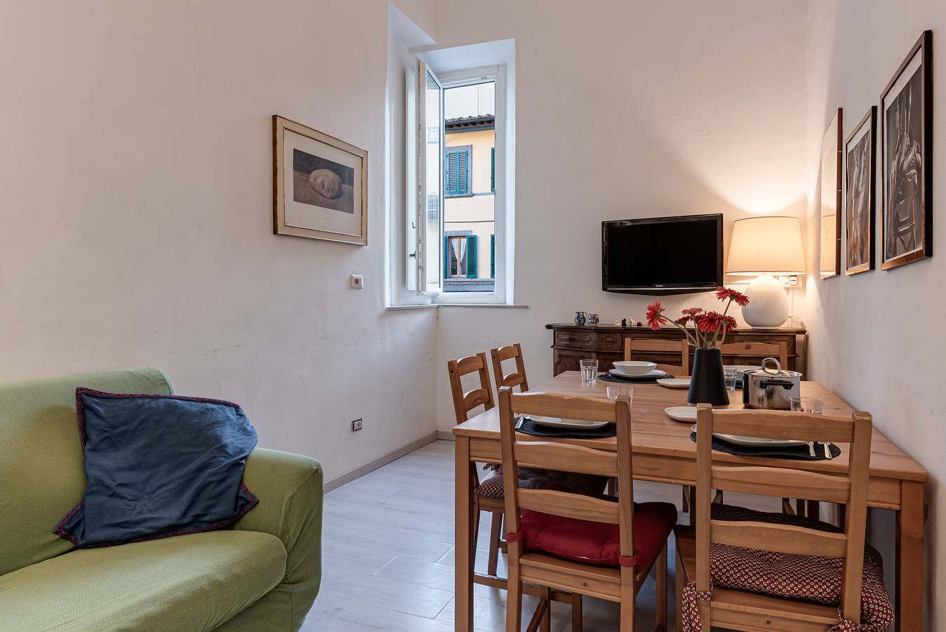 Entire apartment, Holiday Apartment "A Due Passi Da Ponte Vecchio" with Wi-Fi in Florence city center, Florence