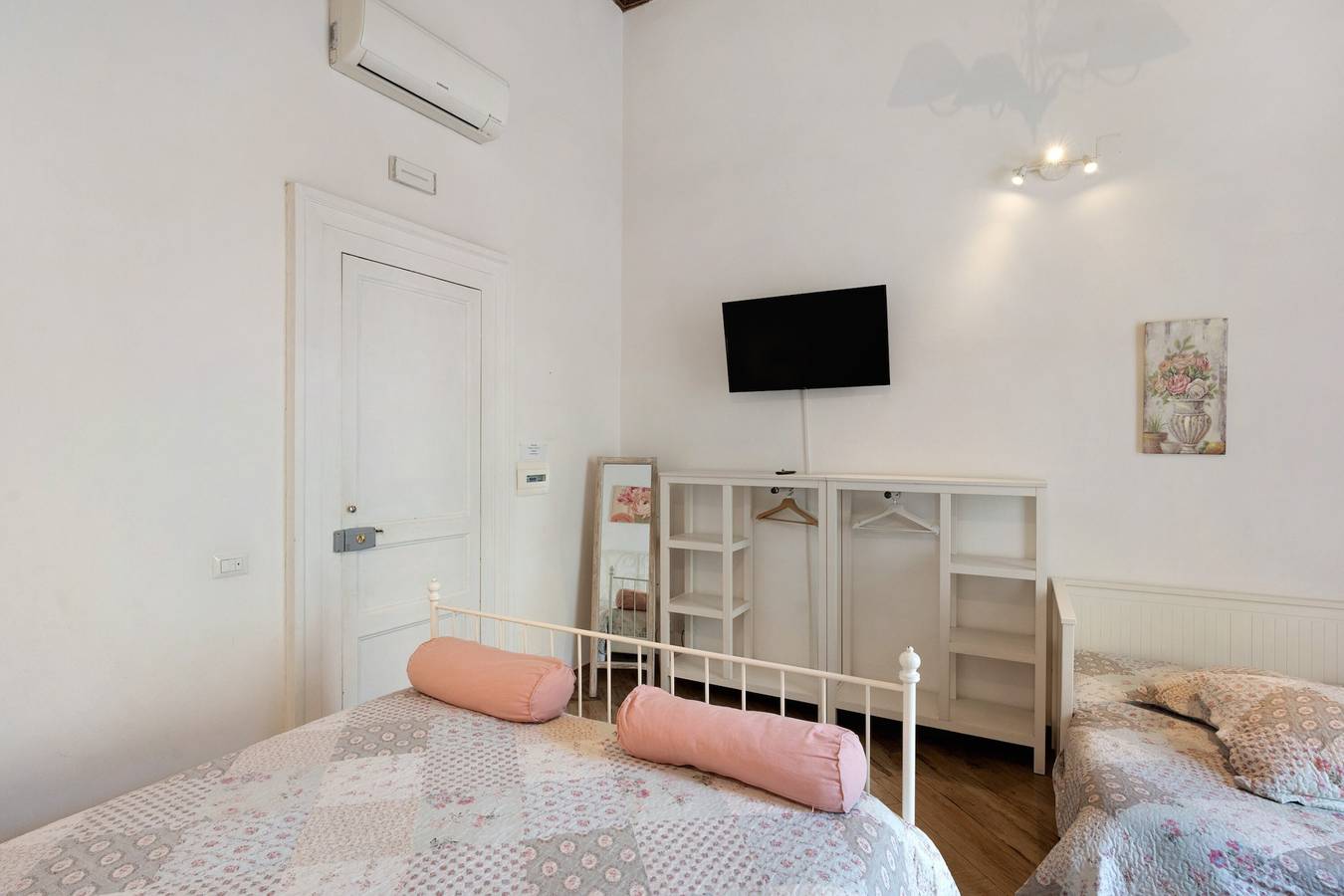 Appartamento 'Romantico Vicino Al Duomo' con Wi-Fi e aria condizionata in Napoli, Napoli e dintorni