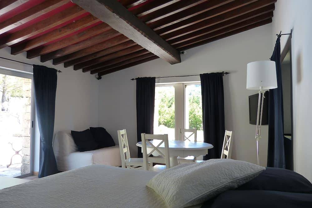 Großes Studio mit Pool in einem grünen Nest im Herzen des Luberon in Saignon, Regionaler Naturpark Luberon