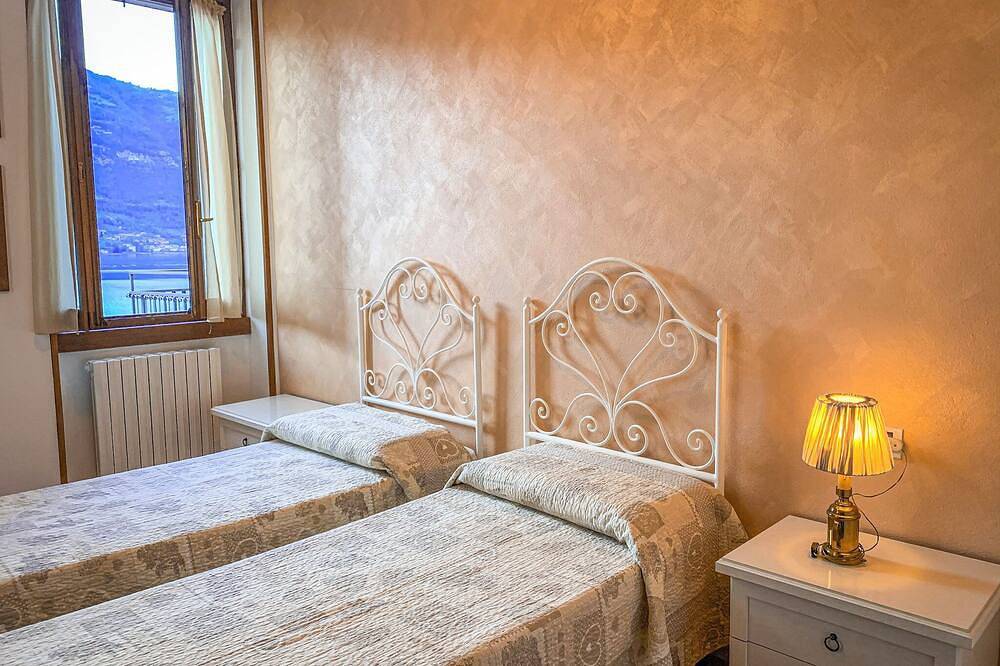 Geschmackvoll möbliertes freistehendes 6-Zimmer-Haus mit Pool und Privatstrand in Lezzeno, Comer See