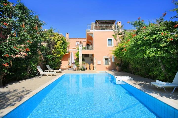 Villa für 20 Personen, mit Balkon und Whirlpool sowie Terrasse und Garten in Kamilari