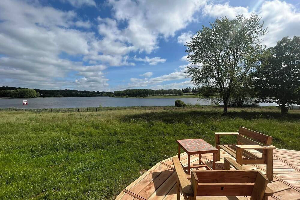 Yourte tout confort avec vu sur le lac. in Verneuil, Parc naturel régional Périgord-Limousin