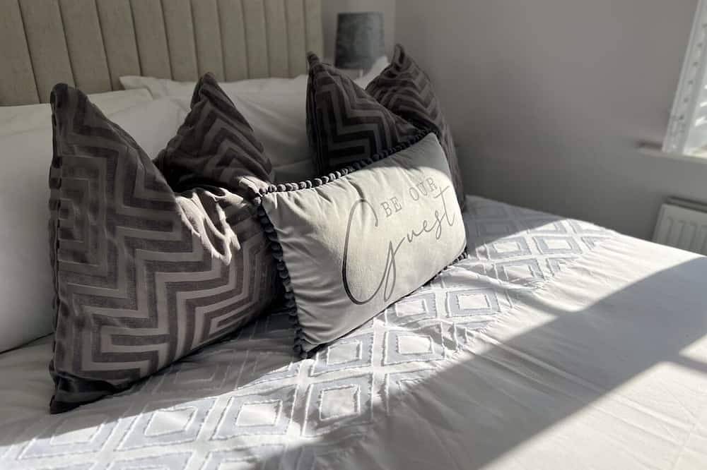 Luxury apartment in central Lichfield. Free parking. Sleeps from 1 to 6 people in Staffordshire
