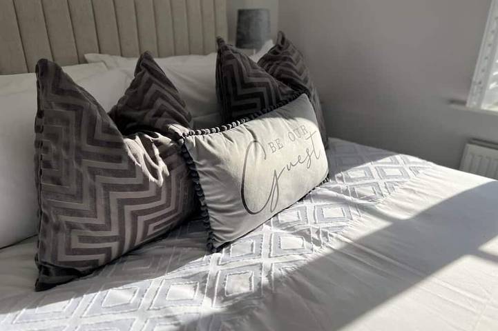 Luxury apartment in central Lichfield. Free parking. Sleeps from 1 to 6 people in Staffordshire