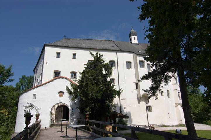 Hotel Schloss Amerang - liebevoll ausgestattete Doppelzimmer mit Antiquitäten in Amerang, Landkreis Rosenheim